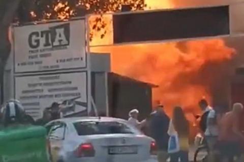В Сочи вспыхнула автомойка