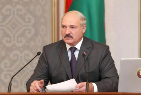 На Лукашенко давят три силы