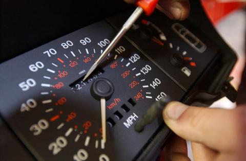Как выявить скрученный пробег у подержанного авто: 4 проверенных способа Как выявить скрученный пробег у подержанного авто: 4 проверенных способа