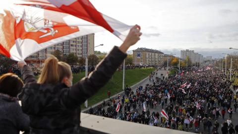 Протесты Беларуссия флаг
