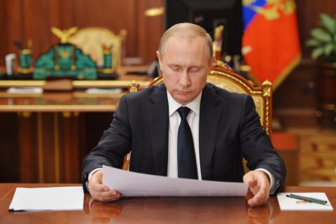 Президент России Владимир Путин подписывает Указ президент России Владимир Путин