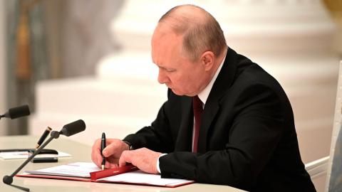 Путин подписал закон, отменяющий публикацию деклараций сенаторов и депутатов