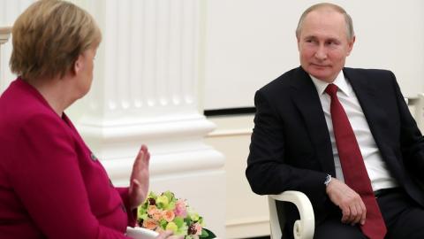 Предложение Путина Ангеле Меркель по вакцинам от COVID-19 назвали грандиозным шагом