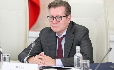 Заместитель Министра сельского хозяйства Сергей Левин сидит за столом Заместитель Министра сельского хозяйства Сергей Левин