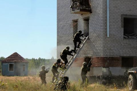 В Бердянске русский спецназ накрыл колл-центр, в котором обманывали россиян