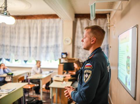 Сотрудники МЧС в школе Сотрудники МЧС в школе
