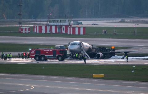 После пожара на борту самолета SSJ 100 погибли 13 человек, включая 2 детей