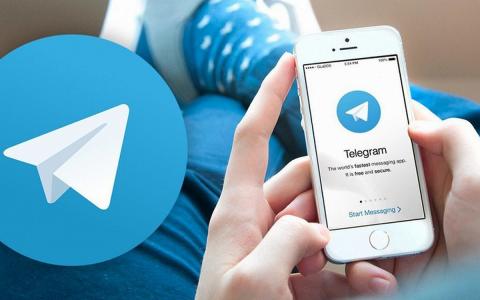 Смартфон с мессенджером Telegram