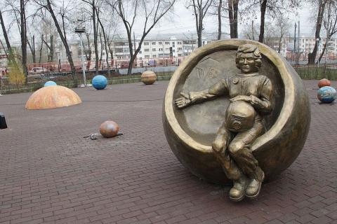 В Челябинске появился свой памятник “Алёнке”