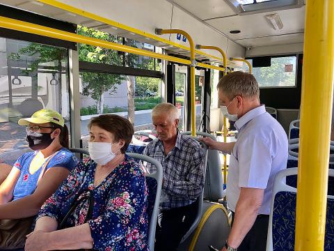 люди в автобусах в масках фото