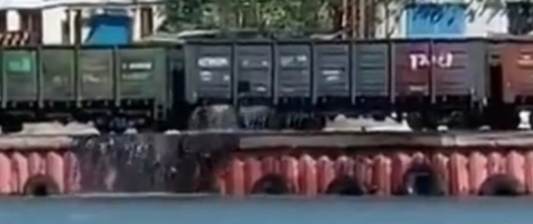 Вагоны с углем в порту
