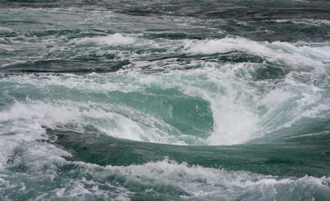 Гигантский морской водоворот до смерти напугал туристов