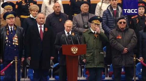 Додон на параде ко Дню Победы в Москве сидит рядом с Путиным