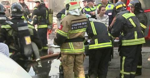 Жители Томска спасли выпрыгнувшего с горящего балкона ребенка, растянув рекламный баннер (ВИДЕО)