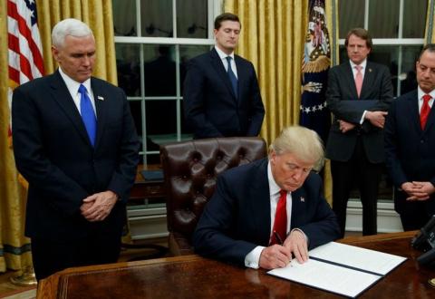 Трампа обязали применить против России жесткие меры Трампа обязали применить против России жесткие меры