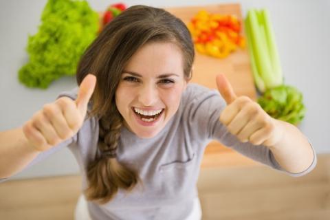 Радостная девушка Названы 10 лучших продуктов для здоровья и укрепления иммунитета