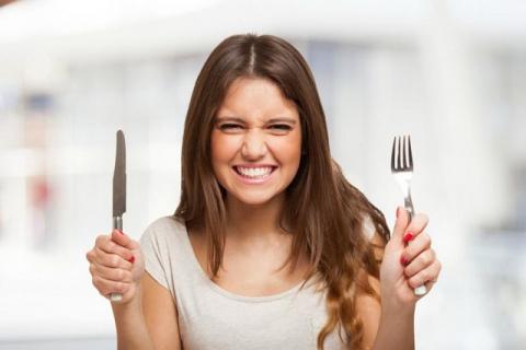 девушка со столовыми приборами ТОП-5 вредных продуктов, от которых ни в коем случае нельзя отказываться