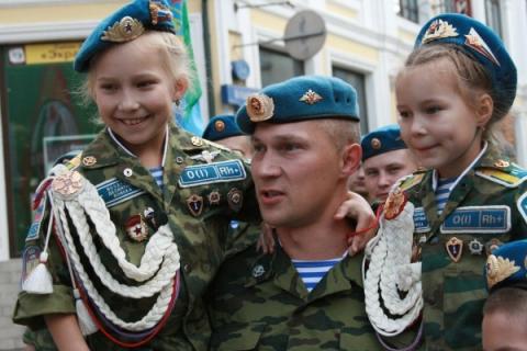 Стихи-поздравления с Днем ВДВ: короткие, веселые и патриотичные четверостишия с Днем Воздушно-десантных войск Стихи-поздравления с Днем ВДВ: короткие, веселые и патриотичные четверостишия с Днем Воздушно-десантных войск