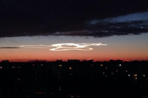 В Омске таинственный знак в небе встревожил местных жителей