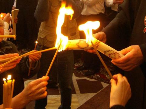 Благодатный огонь 2018: когда будет доставлен в Россию Благодатный огонь 2018: когда будет доставлен в Россию, где и как получить частицу святыни