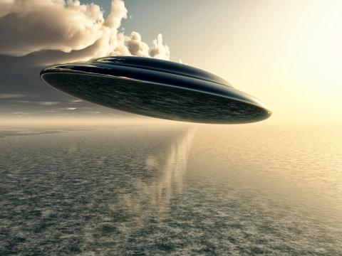 Флот из 14 светящихся кораблей инопланетян замечен над океаном
