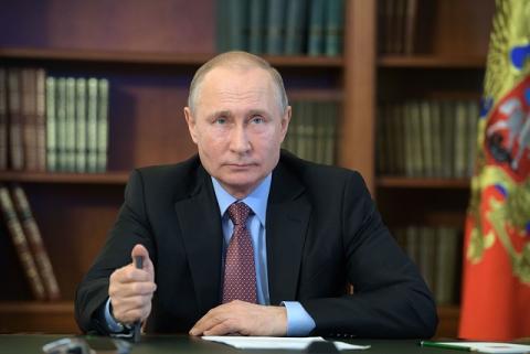 Путин удивился реакции общественности на выдачу паспортов жителям Донбасса