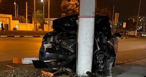 В Керчи иномарка на полном ходу врезалась в столб