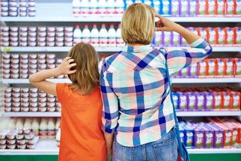 Семья в магазине Как проверить качество продуктов в домашних условиях