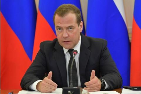 Медведев поручил подготовить проект об отмене советских актов