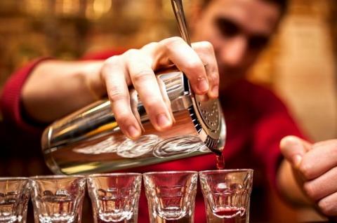 Бармен Водка против виски: какой напиток оказался вредней