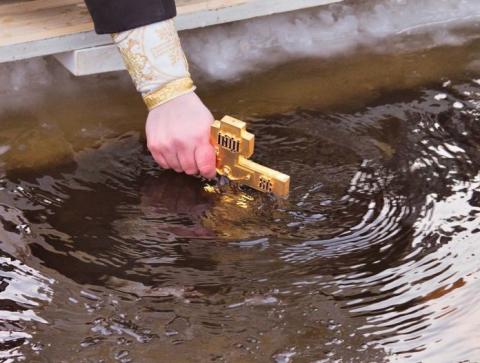 Крещение 2019: когда и где набирать святую воду, какая вода является святой на Крещение