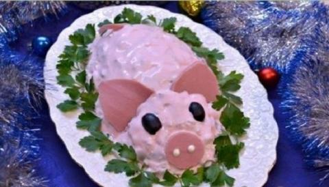 Рецепты на Новый год 2019: как приготовить вкусный и оригинальный салат «Новогодний поросенок» Рецепты на Новый год 2019: как приготовить вкусный и оригинальный салат «Новогодний поросенок»