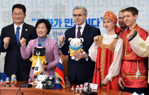 Плевать на запрет: В Корее иностранцы встречают наших спортсменов с флагами России