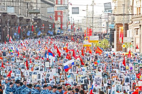 Бессмертный полк в Москве 9 Мая 2017: где собирается, как записаться и стать участником