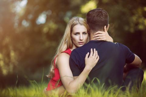 5 поступков, после которых мужчина не сможет выбросить женщину из головы 