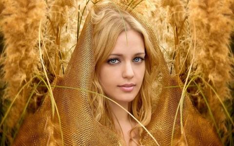 Красивая женщина Красивая женщина
