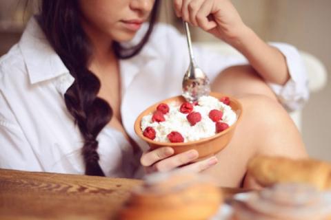 Девушка ест творог Как выбрать качественный творог: 5 простых советов
