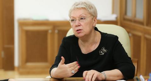 Васильева прокомментировала запрет мобильных телефонов в школах