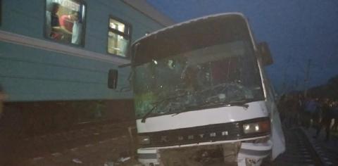 В Казахстане произошло ДТП с участием автобуса и поезда