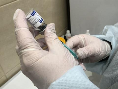 Шприц с вакциной в руках