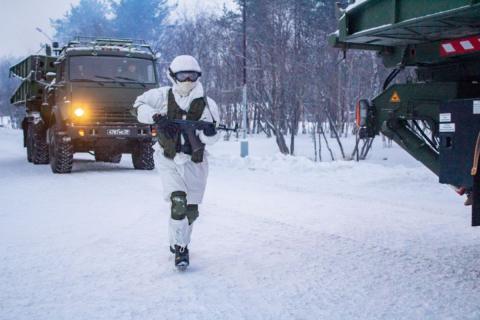 Военный с автоматом зимой военная машина