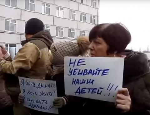 За детей: в Волоколамске главу района и губернатора Подмосковья побили на митинге