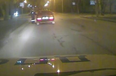 пьяный водитель протащил полицейского на машине