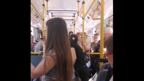 Поведение многодетной матери в троллейбусе возмутило жителей Волгограда