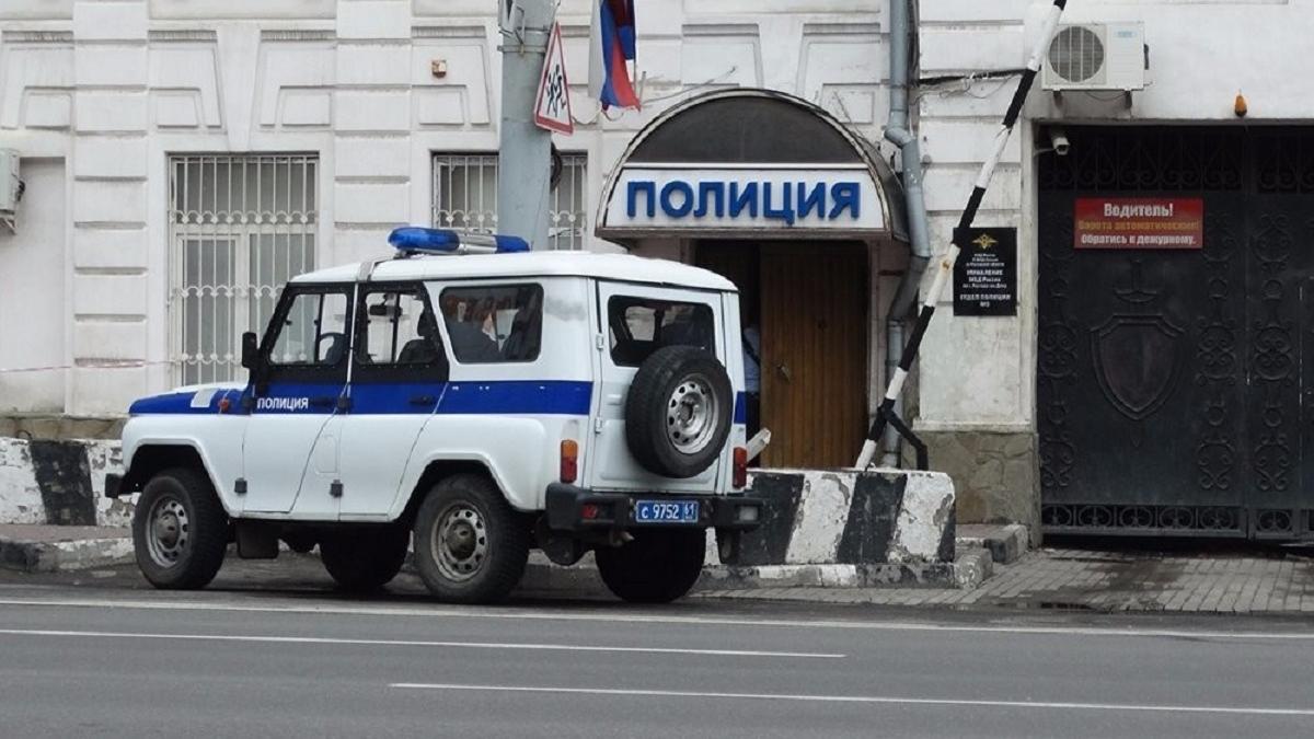В Аксае обнаженный мужчина побил женщину и умер Голый мужчина набросился на женщину в Аксае и умер