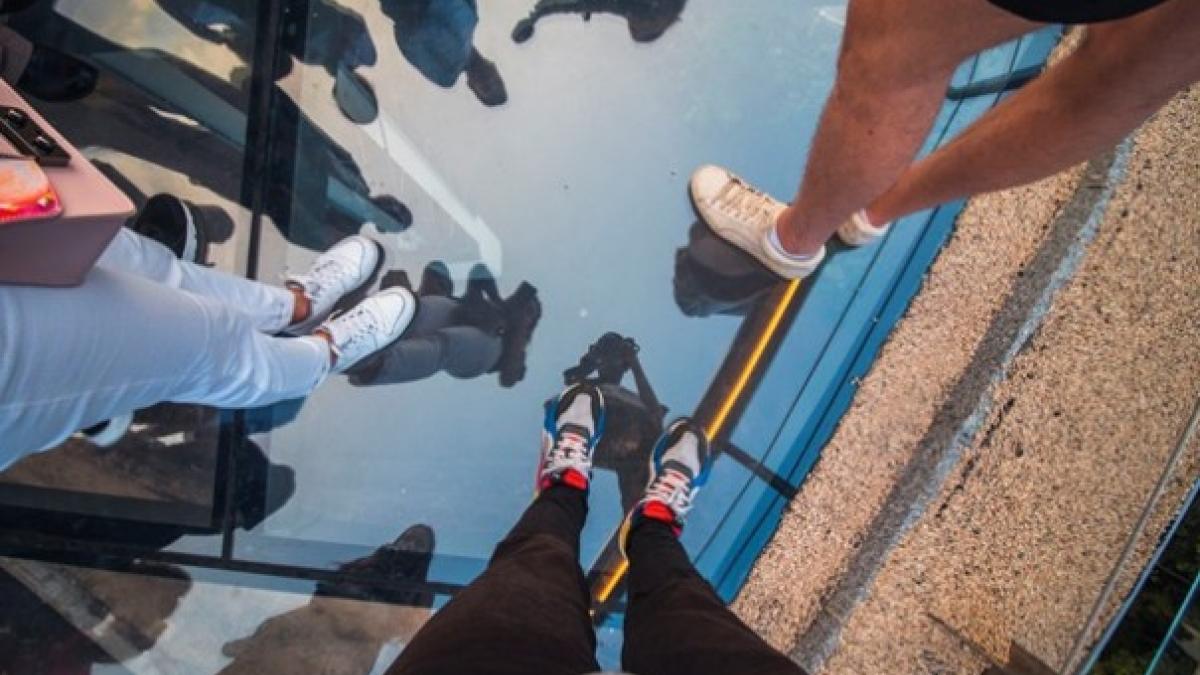 В Киеве треснул новый стеклянный мост, открытый только накануне В Киеве треснул новый стеклянный мост, открытый только накануне