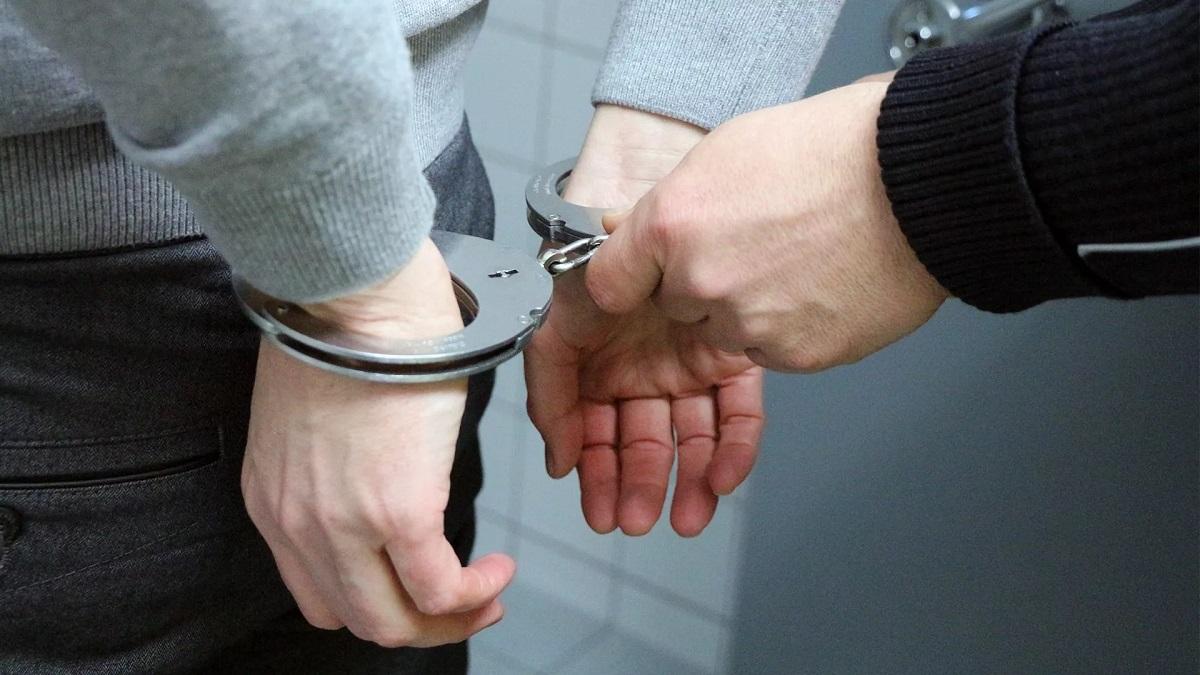 В Ростове мужчина разрушил личную жизнь соседки Руки наручники
