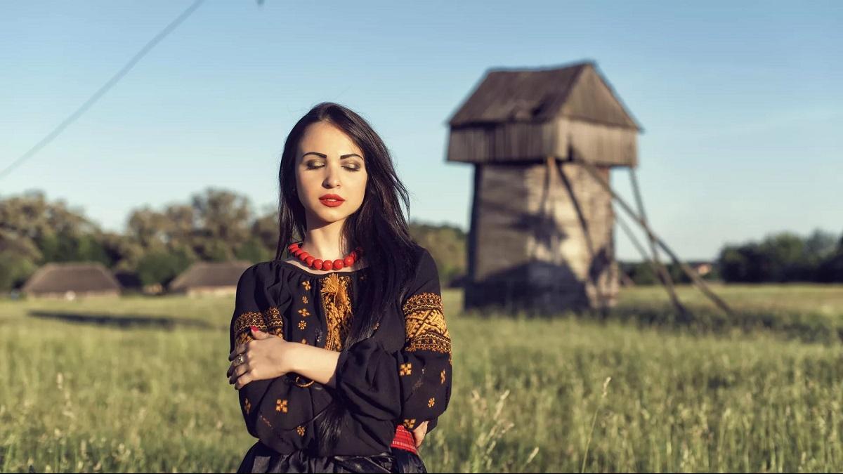 Эксперт Ахмерова: Планирование отдыха поможет избежать эмоционального выгорания Девушка поле