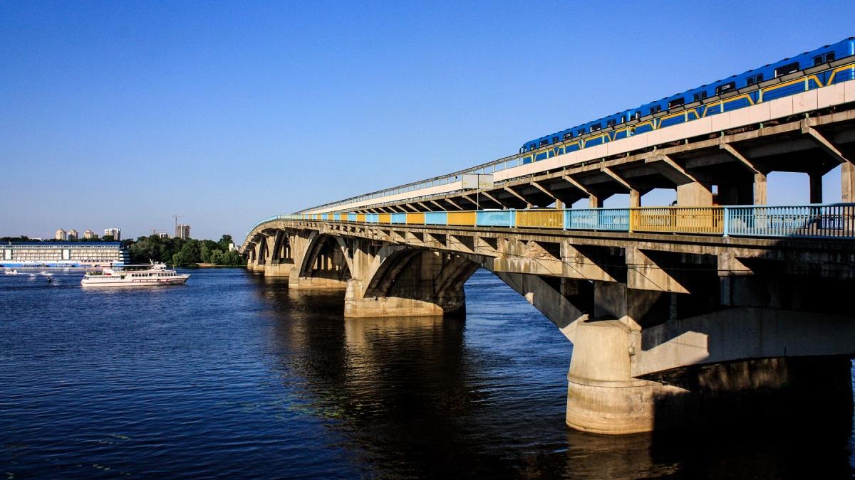 Неизвестный угрожает взорвать мост в Киеве Неизвестный угрожает взорвать мост в Киеве