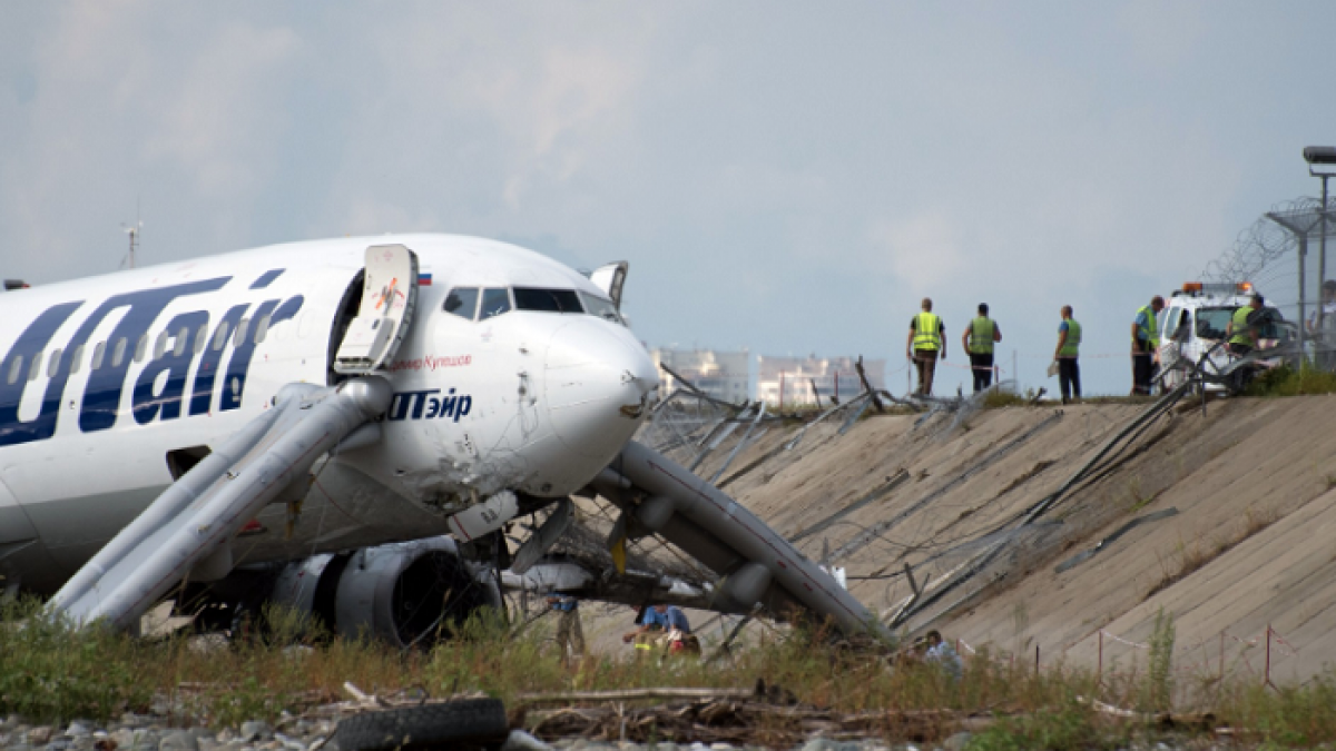 В аэропорту Сочи Boeing 737-800 скатился в реку и загорелся В Сочи пассажирский самолет при посадке скатился в русло реки, повредил крыло и загорелся